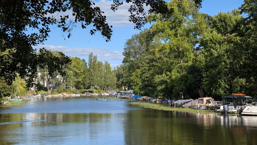 Blick über den Kietzgraben am Fischerkietz in Köpenick