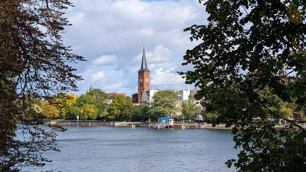 Altstadt Köpenick und Luisenhain über die Dahme vom Spindlersfelder Ufer gesehen