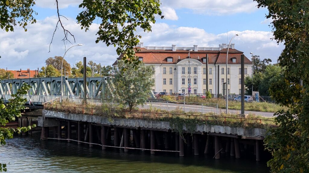 Historische Lange Brücke über die Dahme mit Schloss Köpenick im Hintergrund