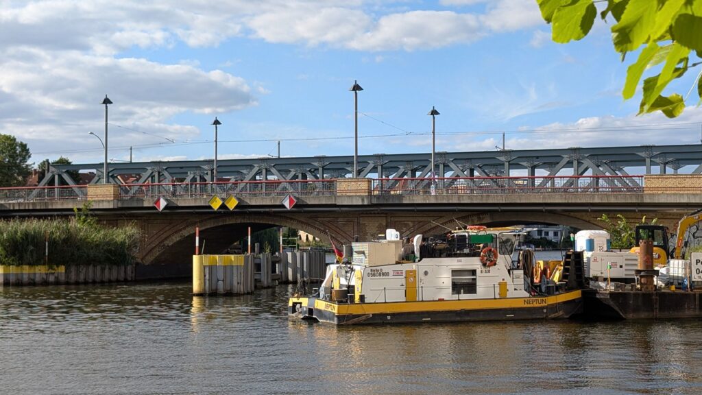 Lange Brücke Köpenick mit Bauponton auf der Dahme