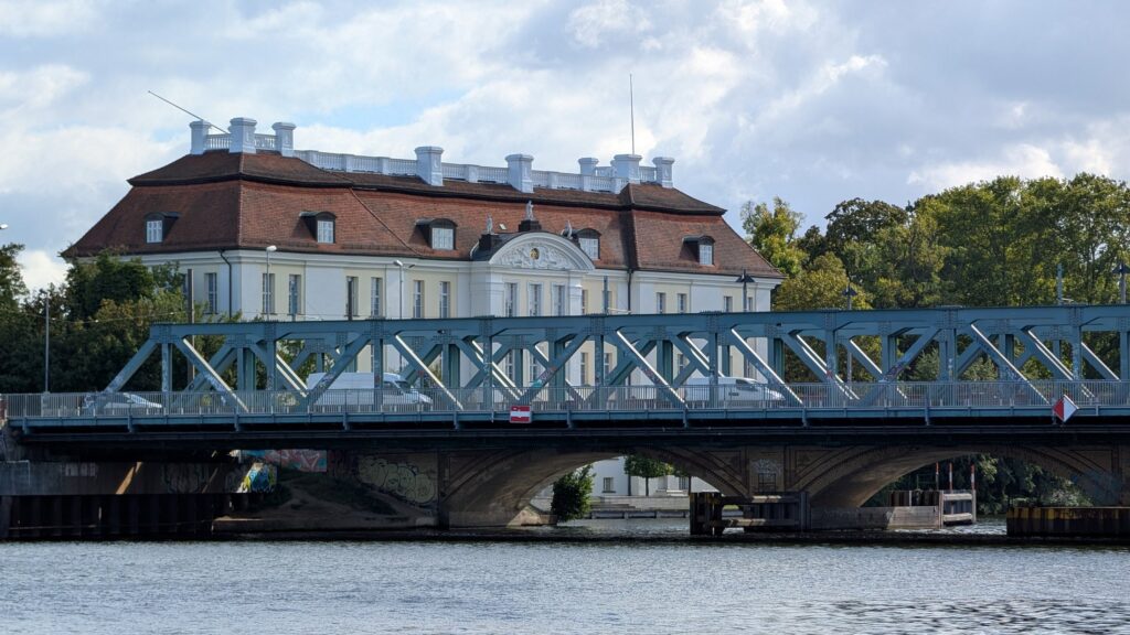 Lange Brücke über die Dahme mit Schloss Köpenick im Hintergrund