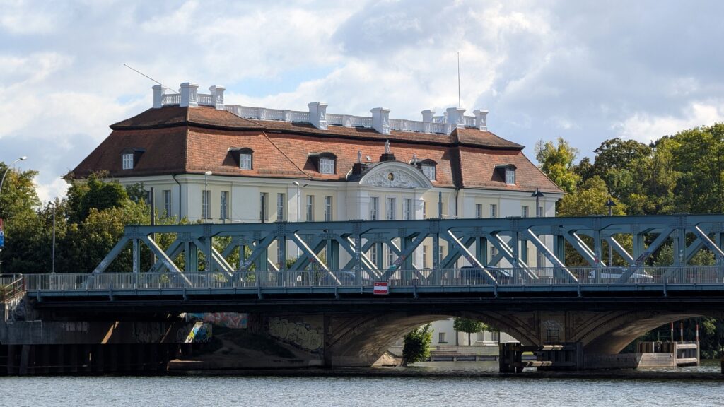 Lange Brücke in Köpenick mit Schloss im Hintergrund und Uferbäumen im Vordergrund