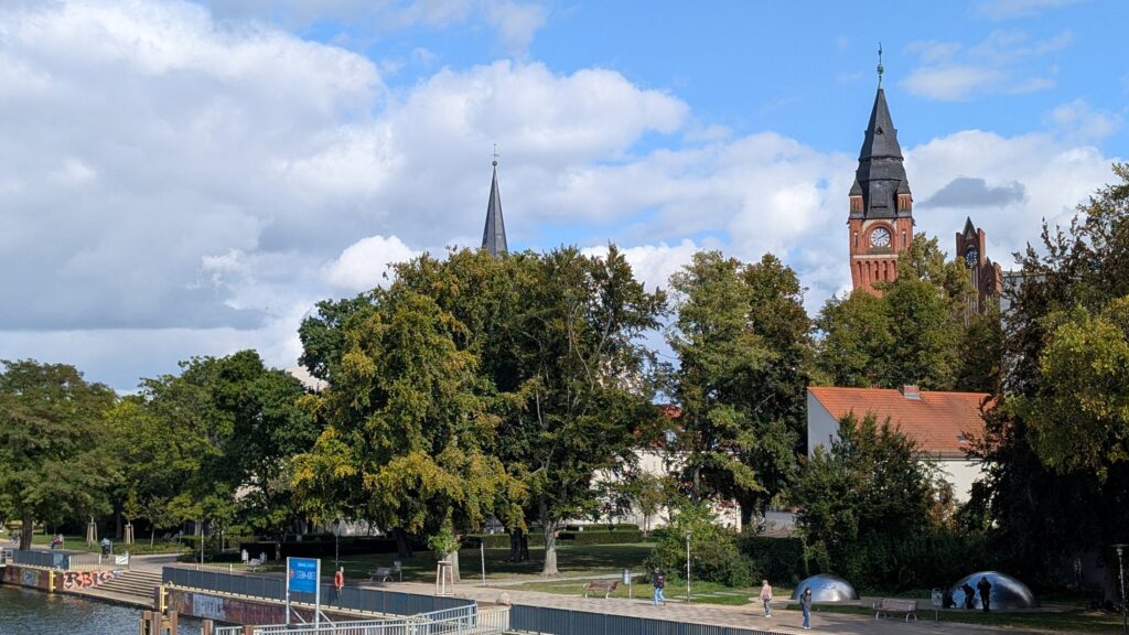 Blick vom Wasser auf Luisenhain, St.-Laurentius-Kirche und Rathaus Köpenick