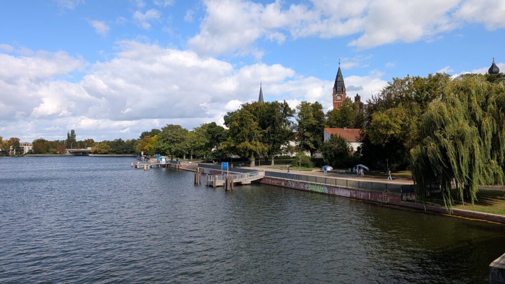 Luisenhain mit Uferpromenade, Anleger, Rathaus- und Kirchturm in Köpenick