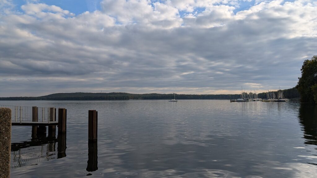 Ruhiger Müggelsee mit Steg und Segelbooten bei Friedrichshagen