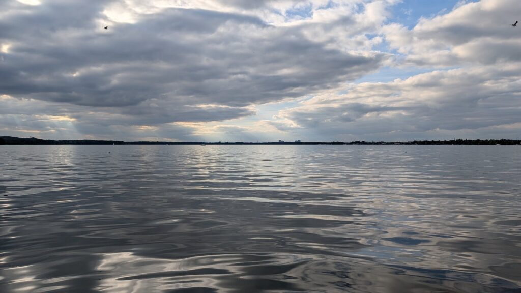 Weiter Blick über den Müggelsee unter herbstlichem Wolkenhimmel
