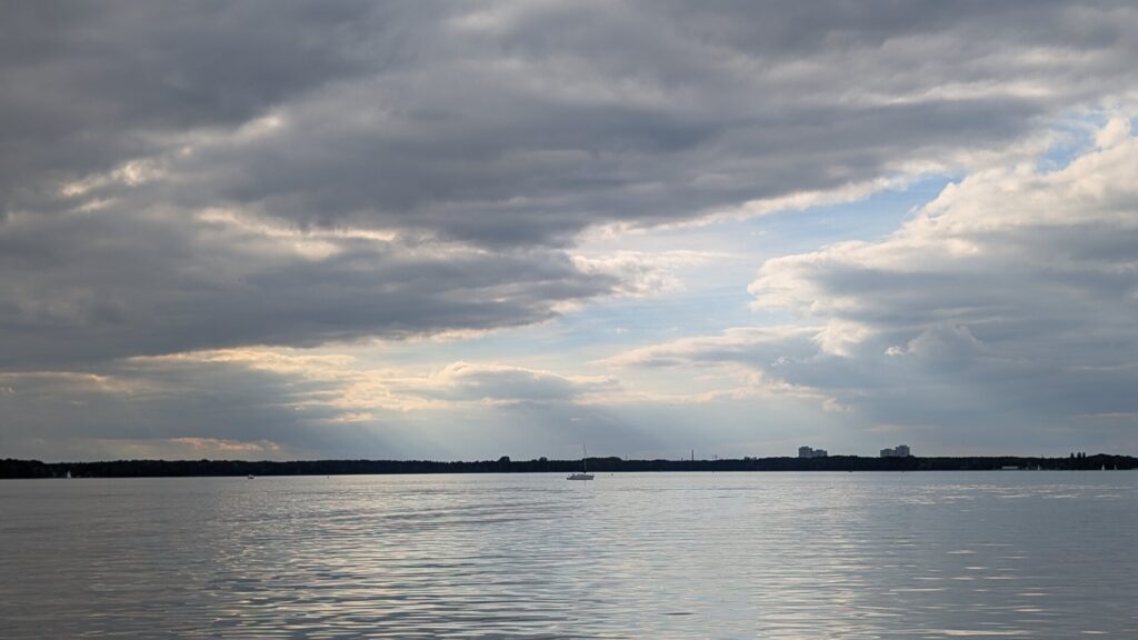 Ruhige Wasserfläche des Müggelsees unter aufgelockerter Bewölkung