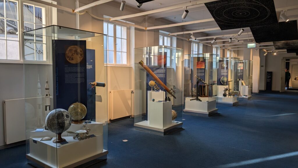 Ausstellungsraum im Museum zur Himmelskunde der Archenhold-Sternwarte