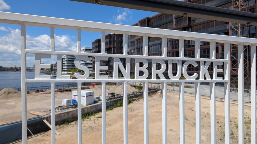 Weißes Geländer mit dem Schriftzug Elsenbrücke an der Spree in Alt-Treptow.