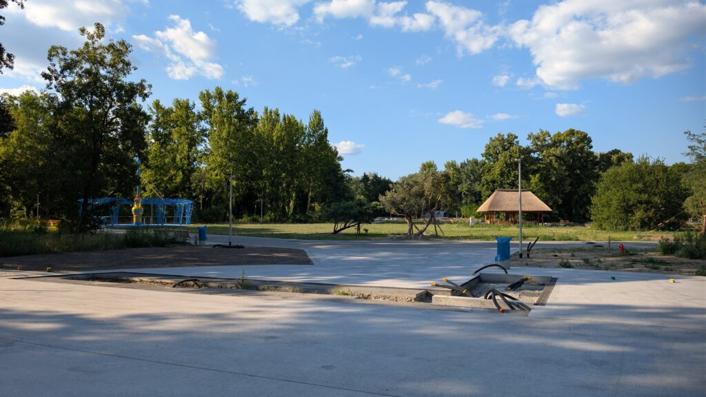 Neu gestalteter Eingang Pionierweg am Spreepark