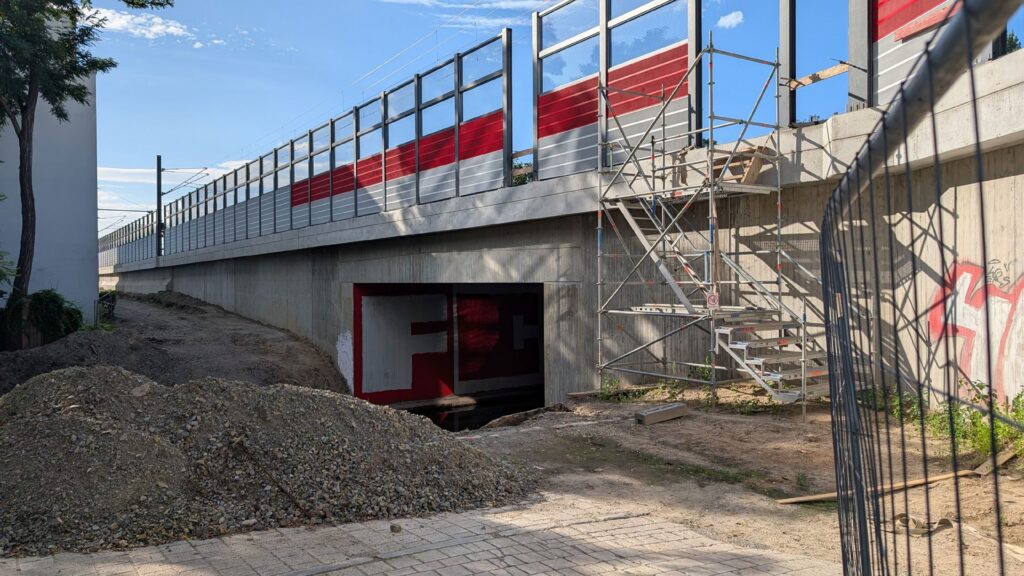 Neue Eisenbahnbrücke über die Wuhle hinter dem Forum Köpenick mit Baustelle und Eisern-Graffiti