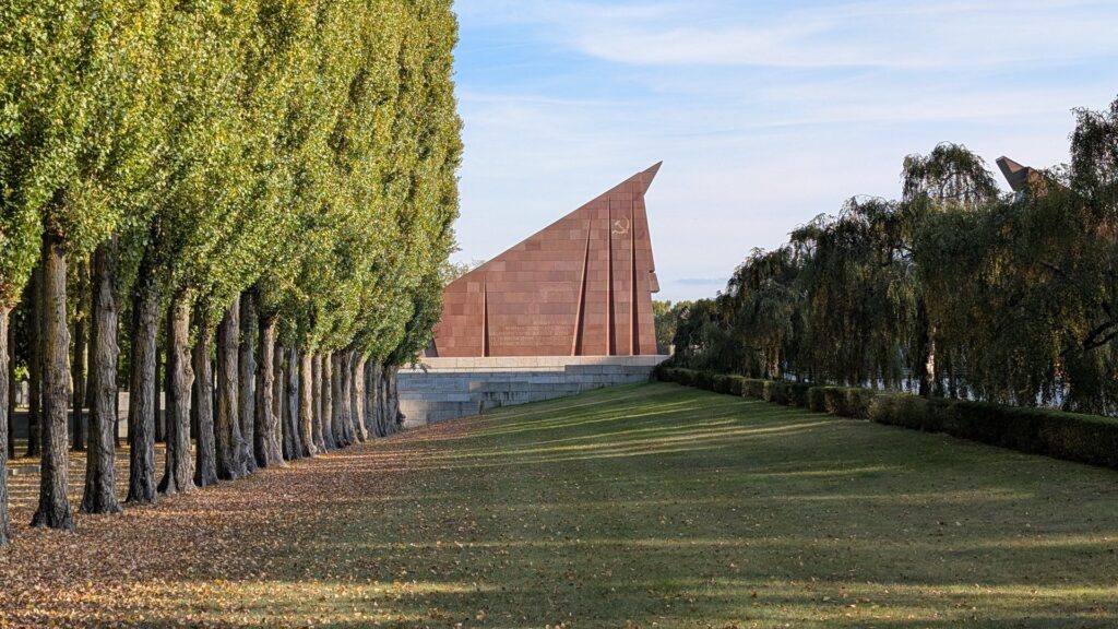 Lange Pappelallee als Zugang zum Sowjetischen Ehrenmal im Treptower Park