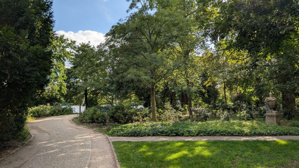 Parkweg und Skulptur im Grün der Schlossinsel Köpenick