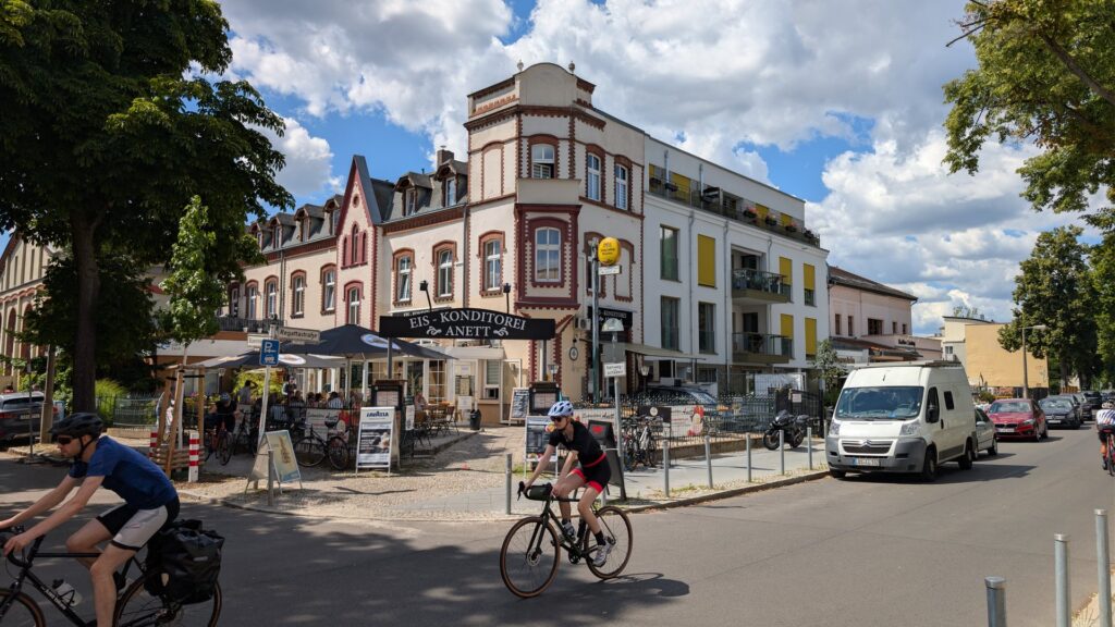 Radfahrer vor dem Café Liebig in Grünau, einem historischen Ausflugsort an der Regattastraße.