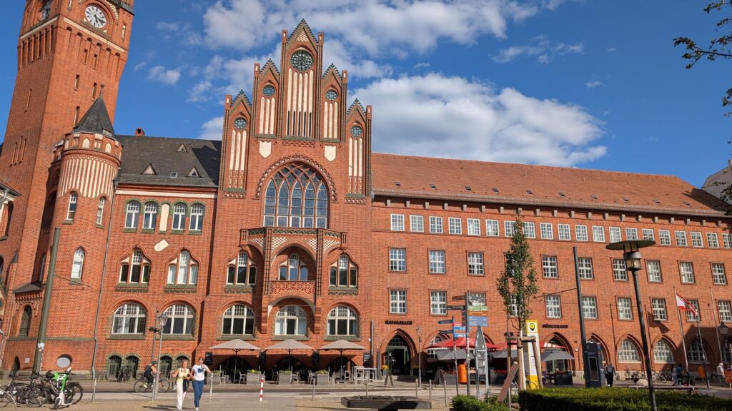 Rathaus Köpenick mit roter Backsteinfassade an der Altstadt