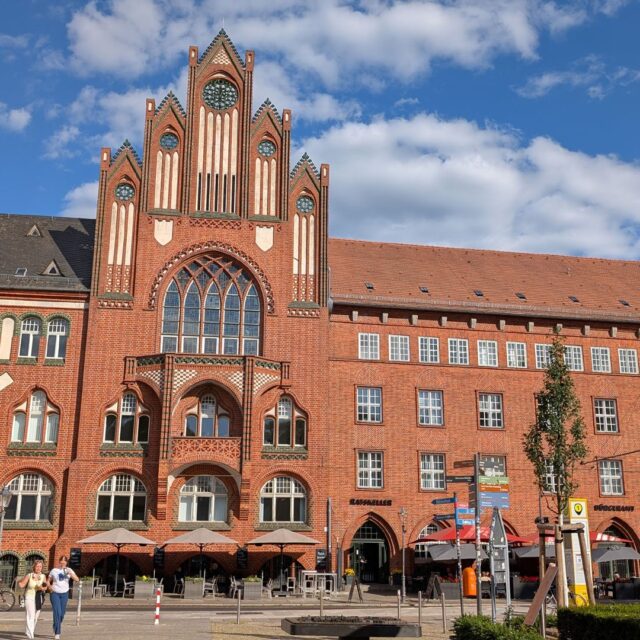 Rathaus Köpenick mit roter Backsteinfassade an der Altstadt