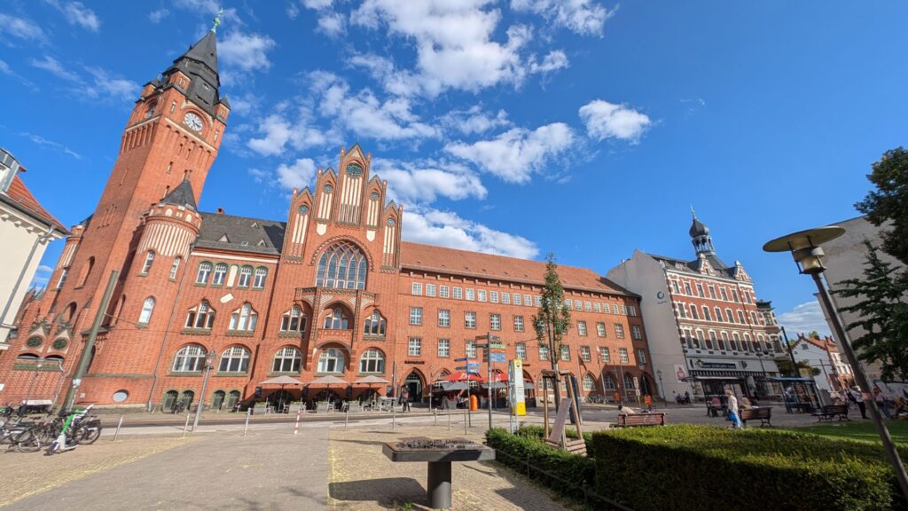 Rathaus Köpenick mit Turm und Altstadtplatz