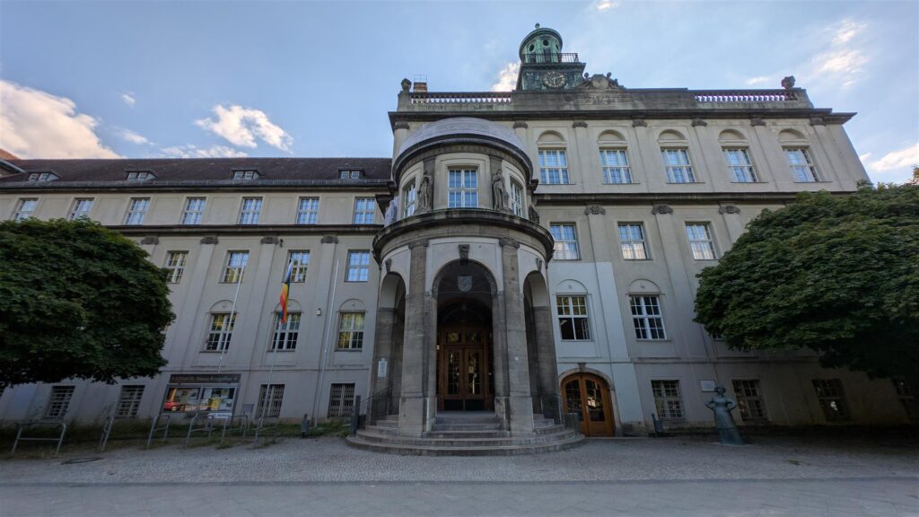 Rathaus Treptow an der Neuen Krugallee mit Turm und Eingangsportal