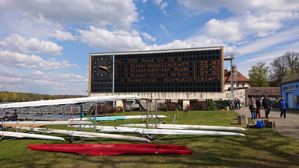 Regattastrecke Grünau mit Anzeigetafel und Ruderbooten bei einer Junioren-Regatta