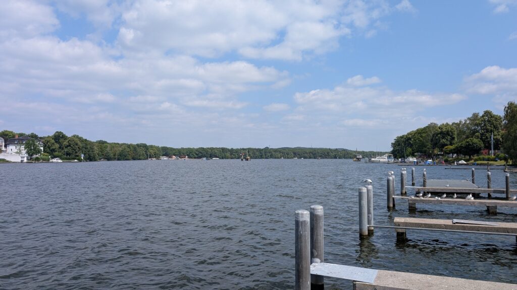 Weiter Blick über die Regattastrecke Grünau und den Langen See