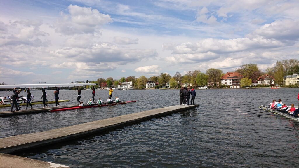 Ruderer an der Regattastrecke Grünau mit Blick über das Wasser