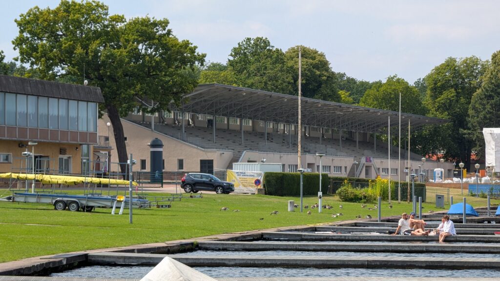 Regattatribünen Grünau am Langen See, vom Wasser aus gesehen