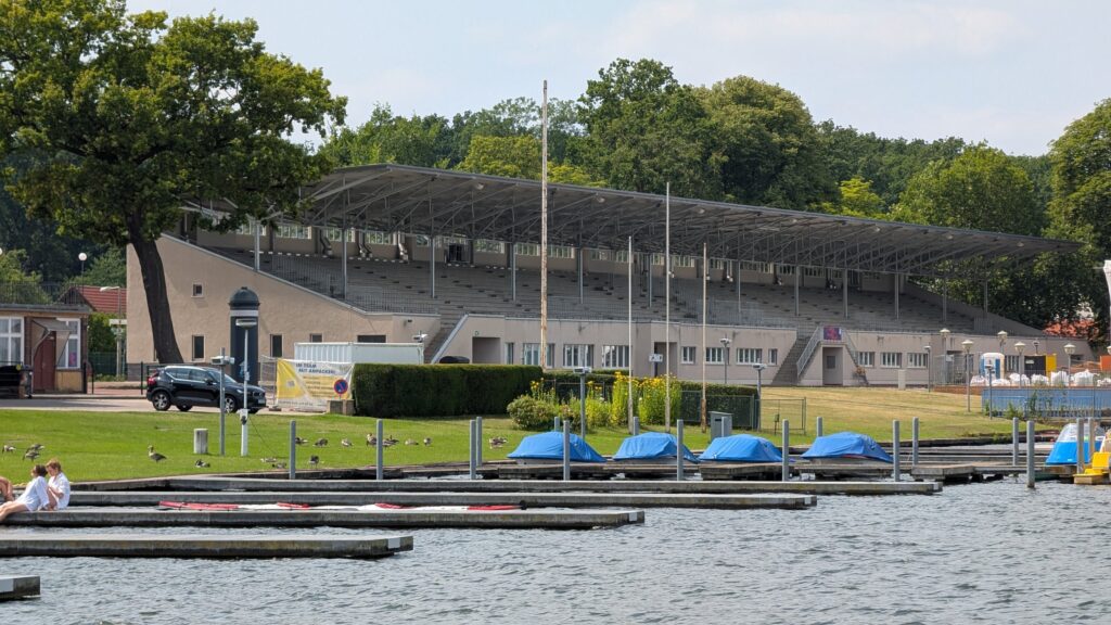 Regattatribünen Grünau mit Bootsstegen an der Dahme
