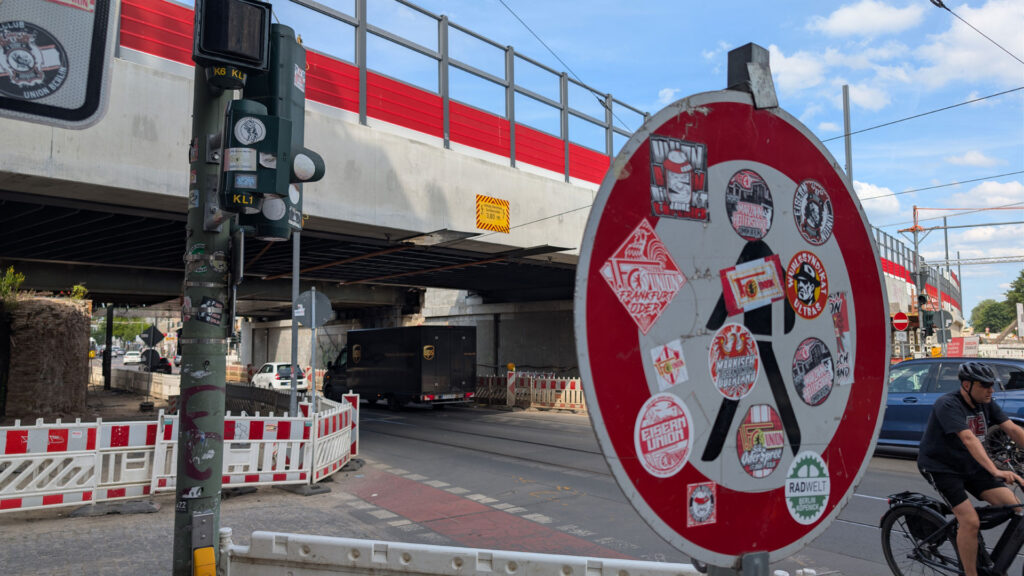 Bahnhofstraße Köpenick unter dem neuen Regionalbahnhof mit Baustelle und Fahrradverkehr