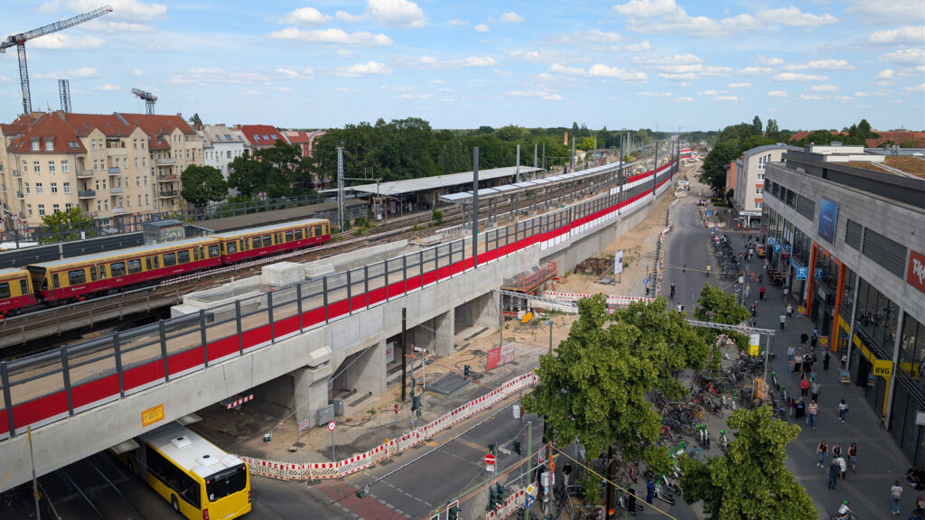 Blick auf den entstehenden Regionalbahnhof Köpenick über der Bahnhofstraße
