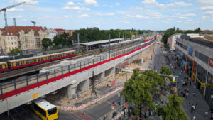 Bahnhofstraße und Bahnhof Köpenick in der Dammvorstadt während des Regionalbahnhof-Umbaus