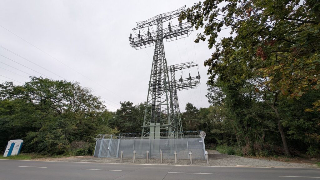 Reparierter Strommast an der Königsheide in Johannisthal nach dem Anschlag auf die Stromversorgung.