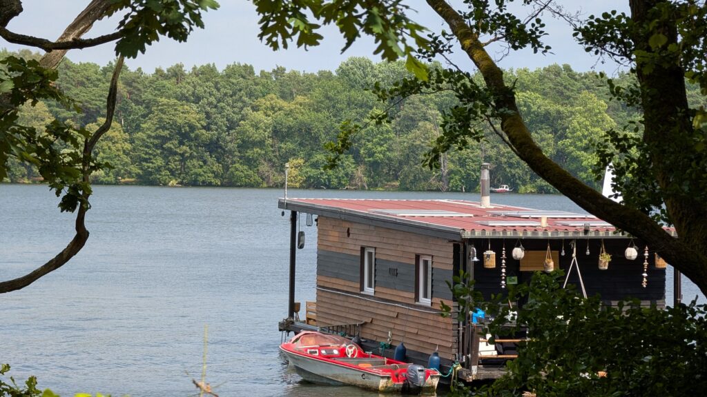 Ufer am Richtershorn mit Hausboot und Blick über den Langen See