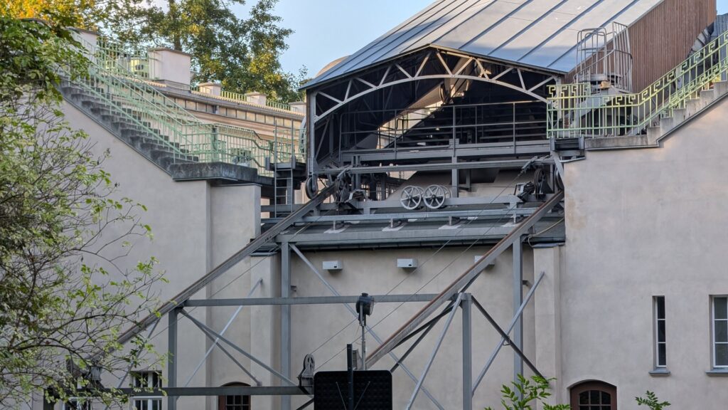 Treptower Riesenfernrohr mit seinem langen Tubus vor blauem Himmel