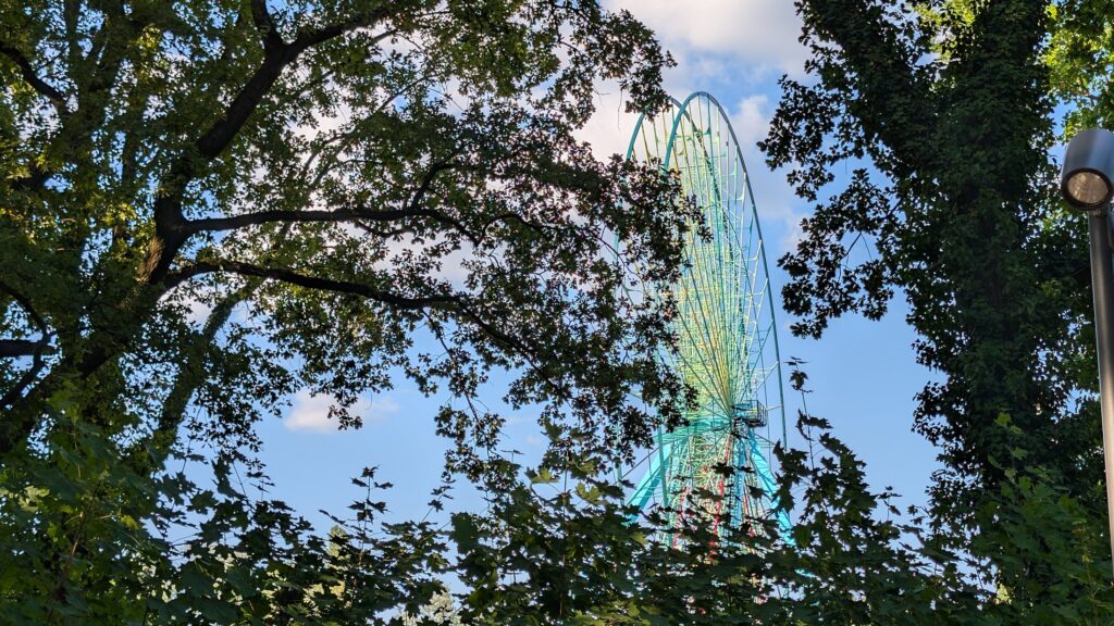 Riesenrad des Spreeparks zwischen den Bäumen