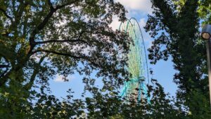 Riesenrad des Spreeparks zwischen den Bäumen