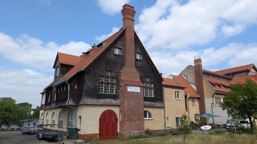 Historisches Bootshaus des Ruderclubs Turbine Grünau in der Regattastraße