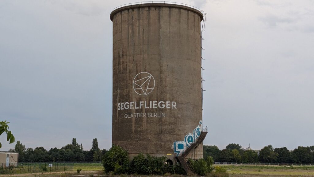 Rundbau mit Schriftzug Segelfliegerquartier Berlin in Johannisthal