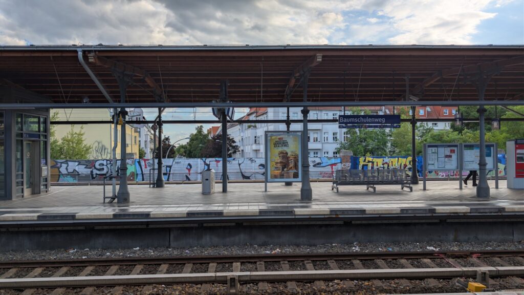 Bahnsteig am S-Bahnhof Baumschulenweg mit Blick über die Gleise.