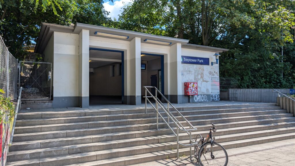 Eingang zum S-Bahnhof Treptower Park mit Fahrrad vor den Stufen.