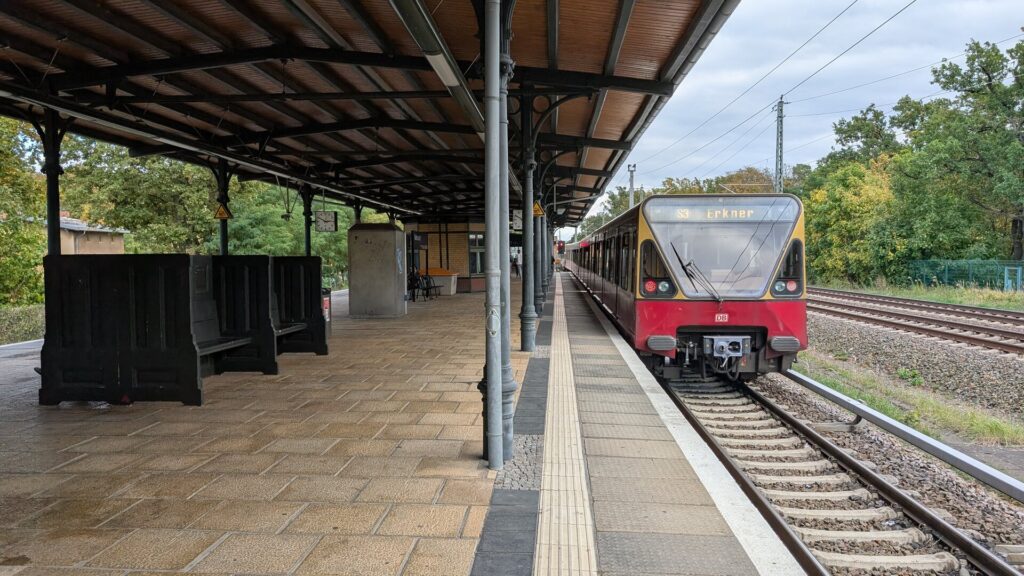 S-Bahn der Linie S3 am historischen Bahnsteig des Bahnhofs Rahnsdorf