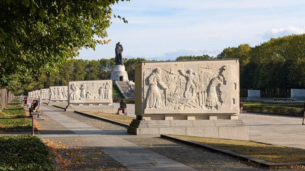 Steinerne Sarkophage und Hauptfigur des Sowjetischen Ehrenmals im Treptower Park