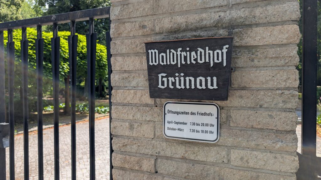 Schild am Eingang zum Waldfriedhof Grünau.
