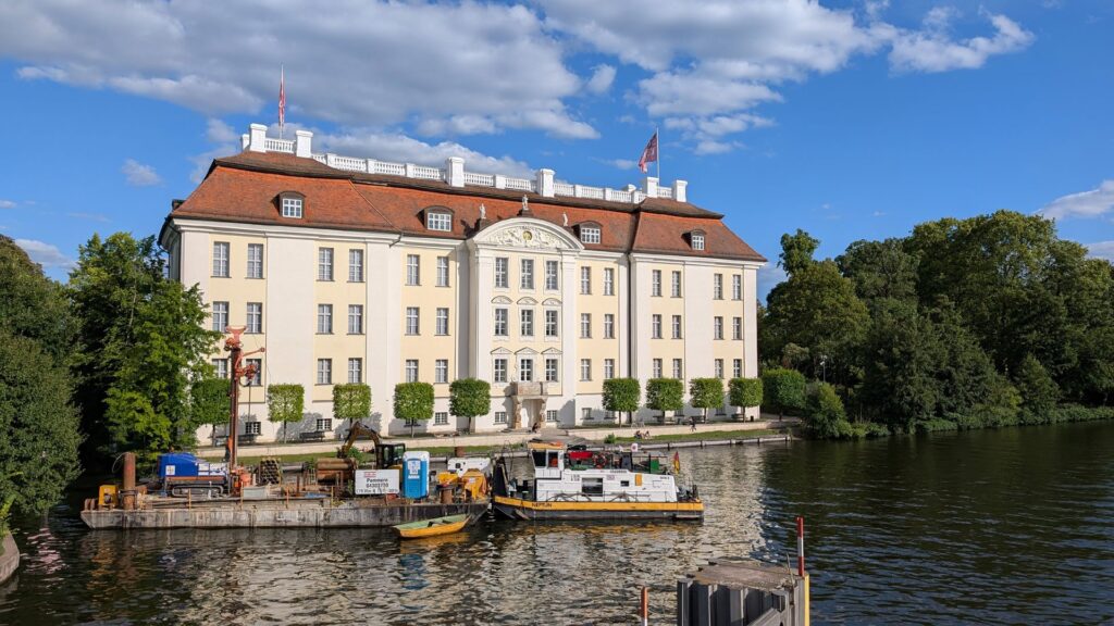 Schloss Köpenick vom Wasser aus gesehen mit Arbeitsschiff im Vordergrund