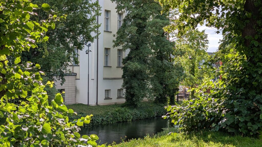 Schlossgraben mit Wasser und Grün an der Schlossinsel Köpenick