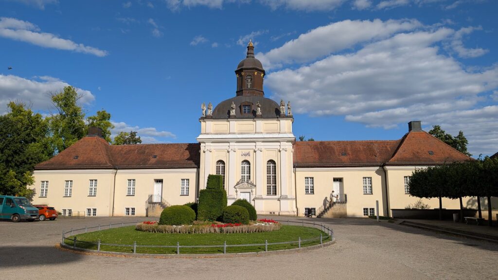 Schlosskirche und Innenhof von Schloss Köpenick bei blauem Himmel