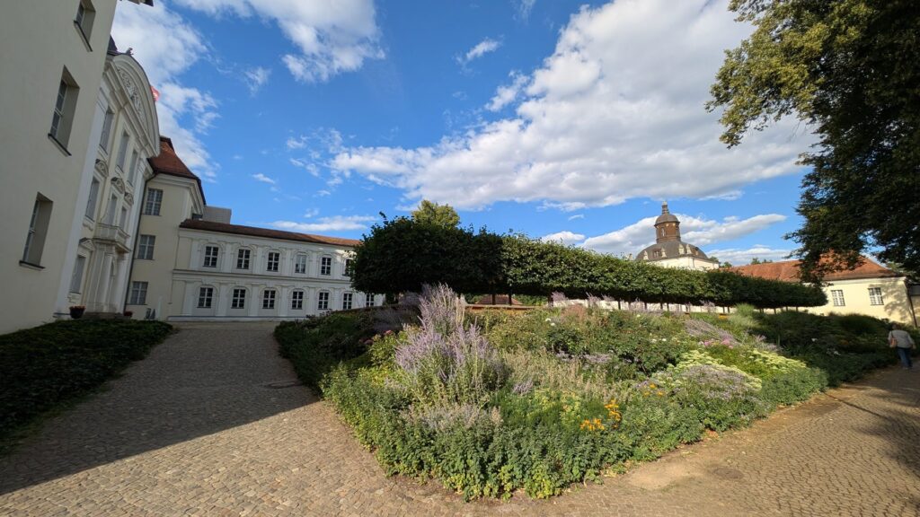 Schlosspark mit Blick auf Schloss Köpenick und Gartenanlage
