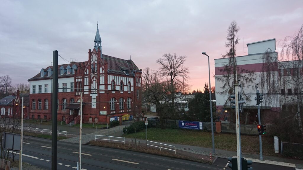 Altes Schulhaus und Sporthalle in Alt-Schmöckwitz bei Abendlicht