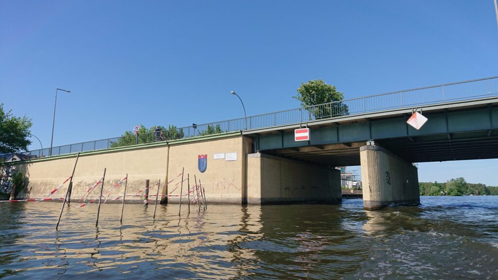 Schmöckwitzer Brücke vom Wasser aus gesehen
