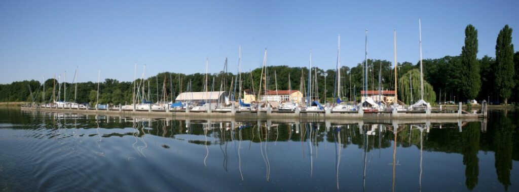 Segelboote und Clubhaus im Hafen der Seglergemeinschaft am Müggelsee