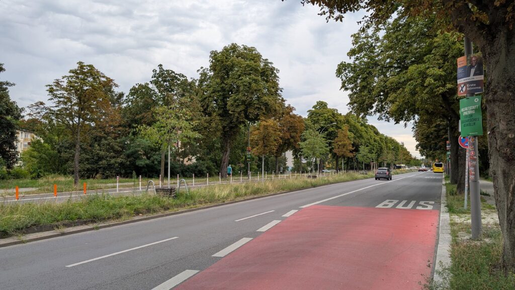 Sonnenallee mit Busspur und markierter Radführung nahe Berliner Mauerweg
